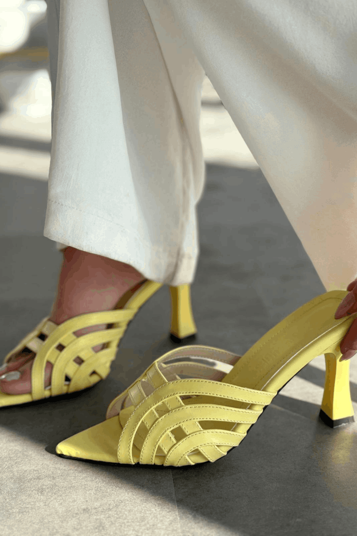 Lumon Parlak Deri Sarı Bant Detaylı Topuklu Terlik - ILOVESHOES