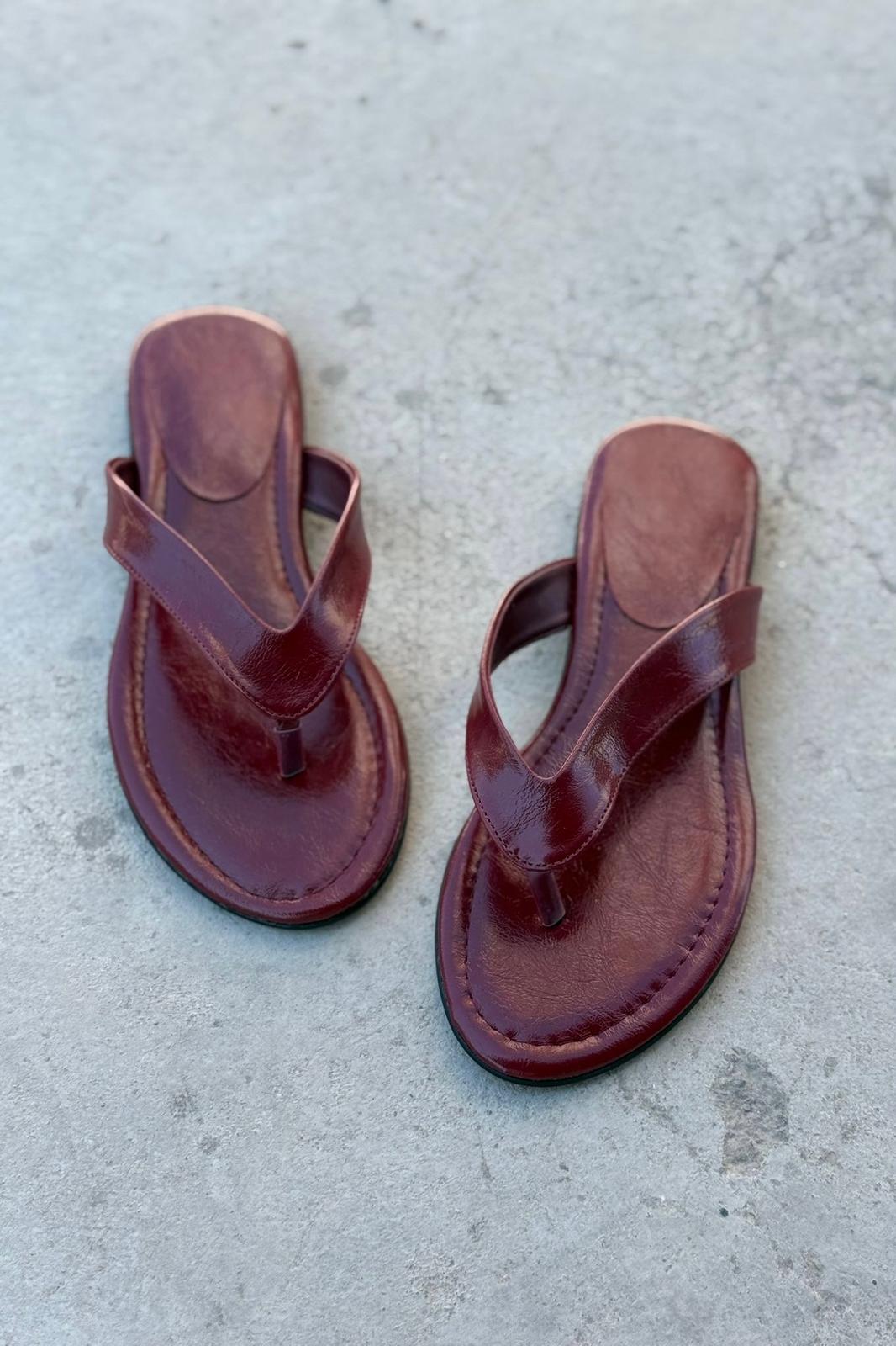 Orlen Parlak Deri Bordo Parmak Arası Düz Kadın Terlik - ILOVESHOES