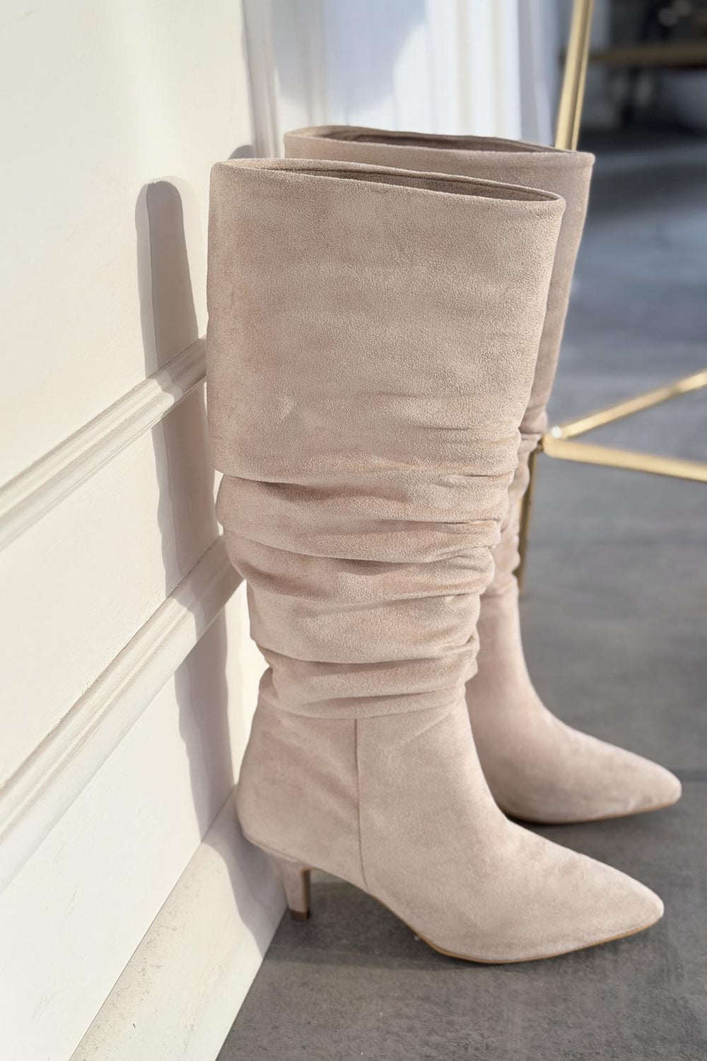 Sollet Süet Kısa Topuklu Körüklü Bej Çizme - ILOVESHOES