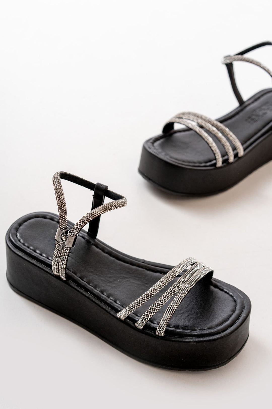 Lariona Mat Siyah Gümüş Bantlı Dolgu Topuklu Sandalet - ILOVESHOES