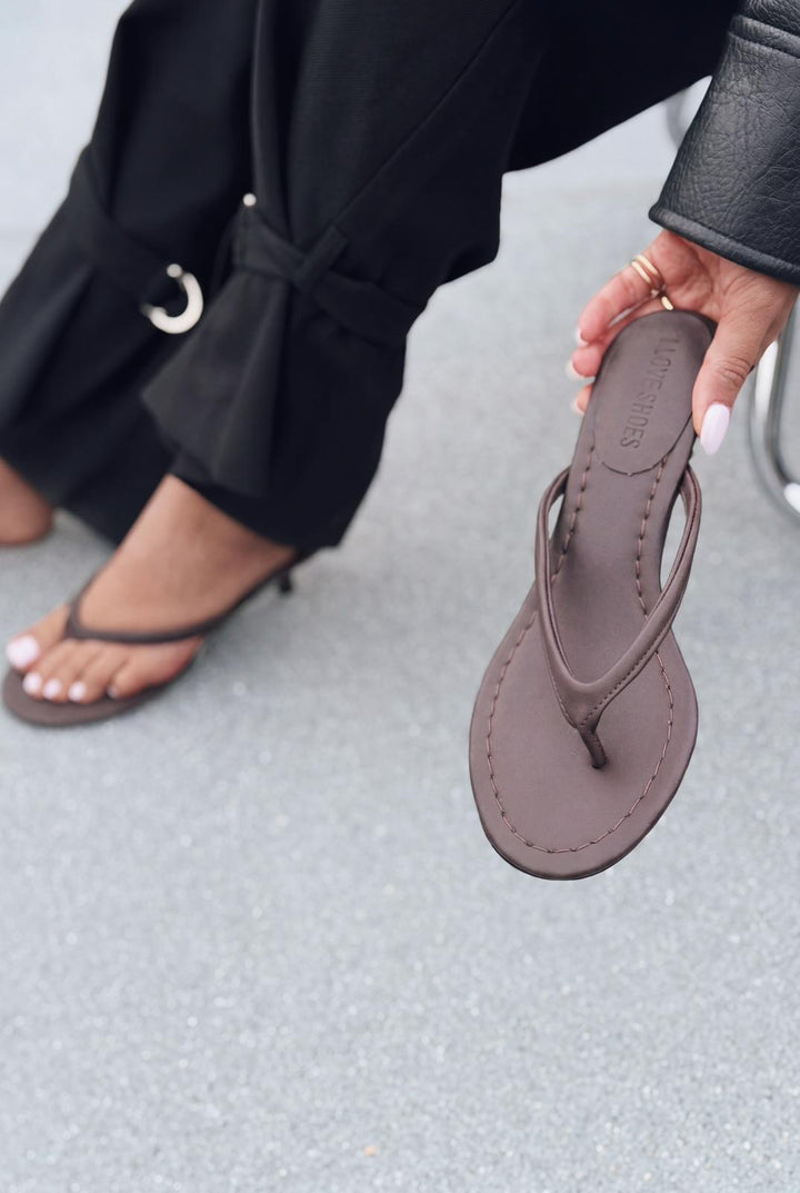 Arlene Acıkahve Mat Deri Kadın Parmak Arası Topuklu Terlik - ILOVESHOES