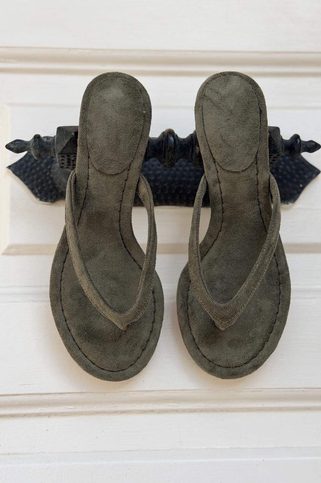 Arlene Topuklu Parmak Arası Terlik Haki Süet - ILOVESHOES