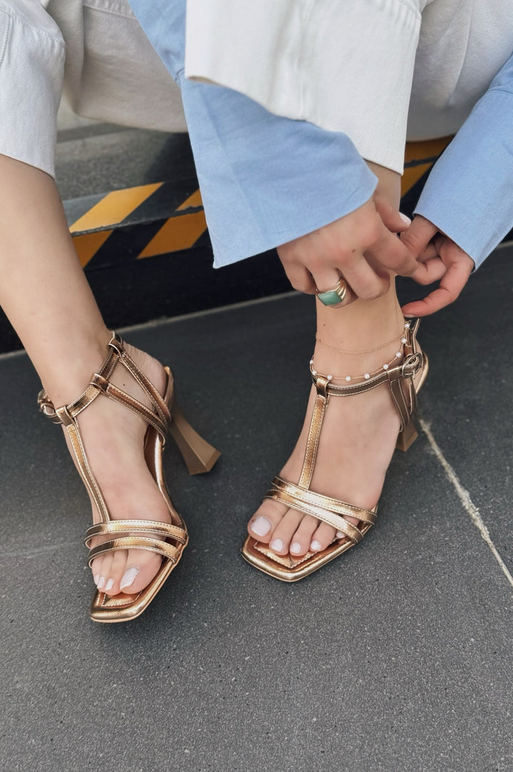 Ellanxa Parlak Deri Bronz Bant Detaylı Topuklu Ayakkabı - ILOVESHOES