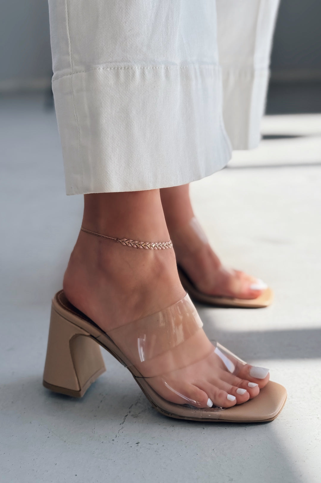 Powent Mat Deri Şeffaf Bant Detaylı Terlik Nude