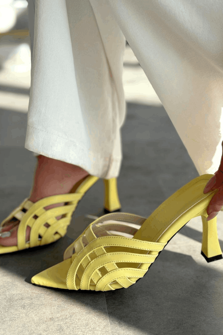 Lumon Parlak Deri Sarı Bant Detaylı Topuklu Terlik - ILOVESHOES