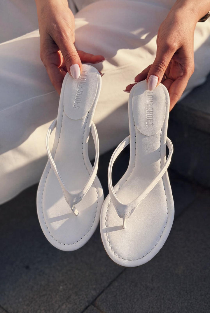 Arlene Beyaz Mat Deri Kadın Parmak Arası Topuklu Terlik - ILOVESHOES