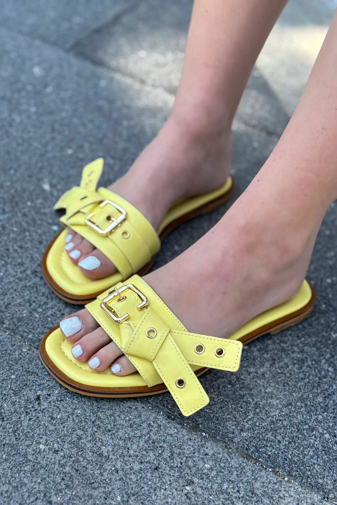 Samaris Mat Deri Sarı Toka Detaylı Kadın Terlik - ILOVESHOES