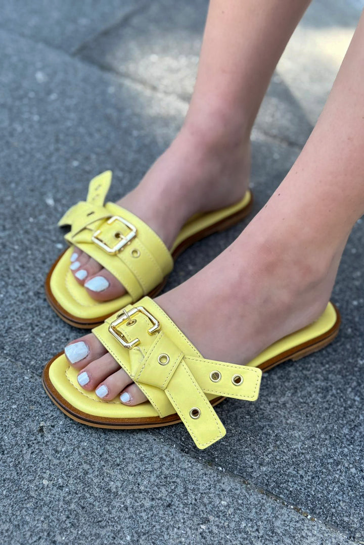 Samaris Mat Deri Sarı Toka Detaylı Kadın Terlik - ILOVESHOES