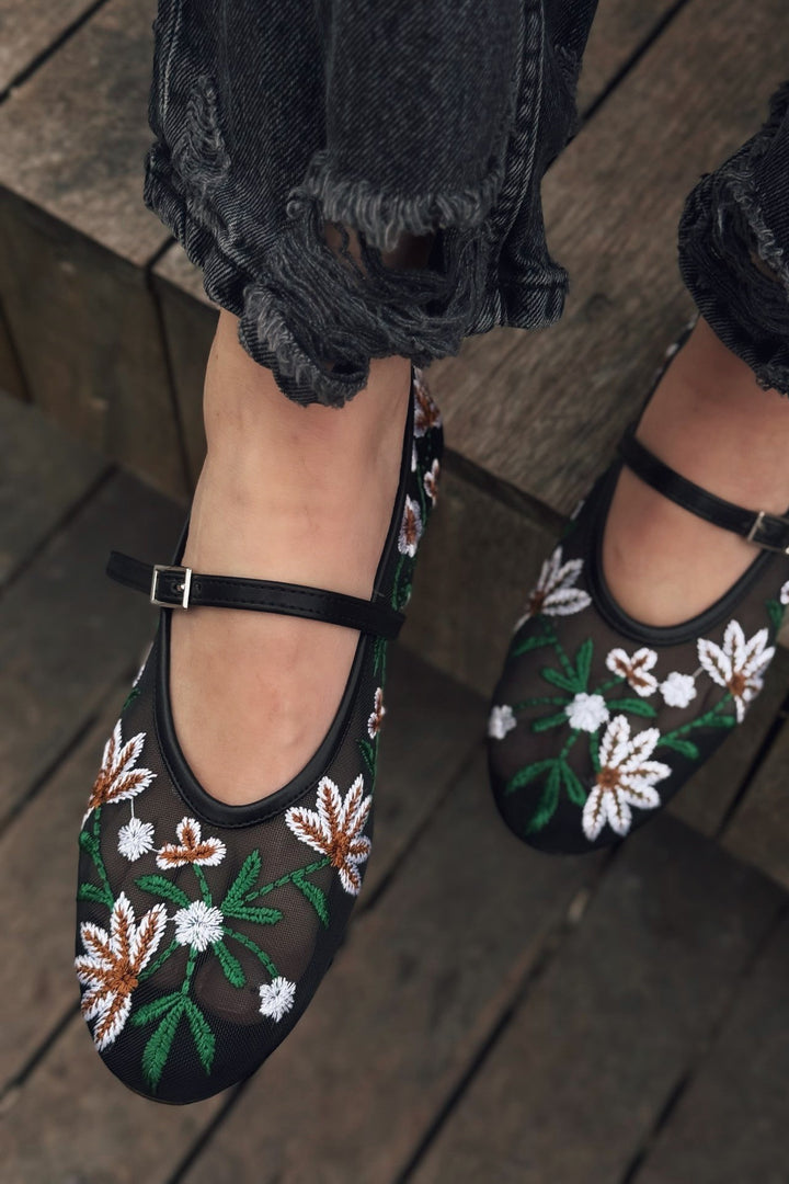 Krysol Nakış Detaylı Siyah File Babet