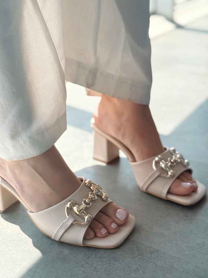 Sorey Mat Deri Bej Toka Detaylı Kalın Topuklu Terlik - ILOVESHOES