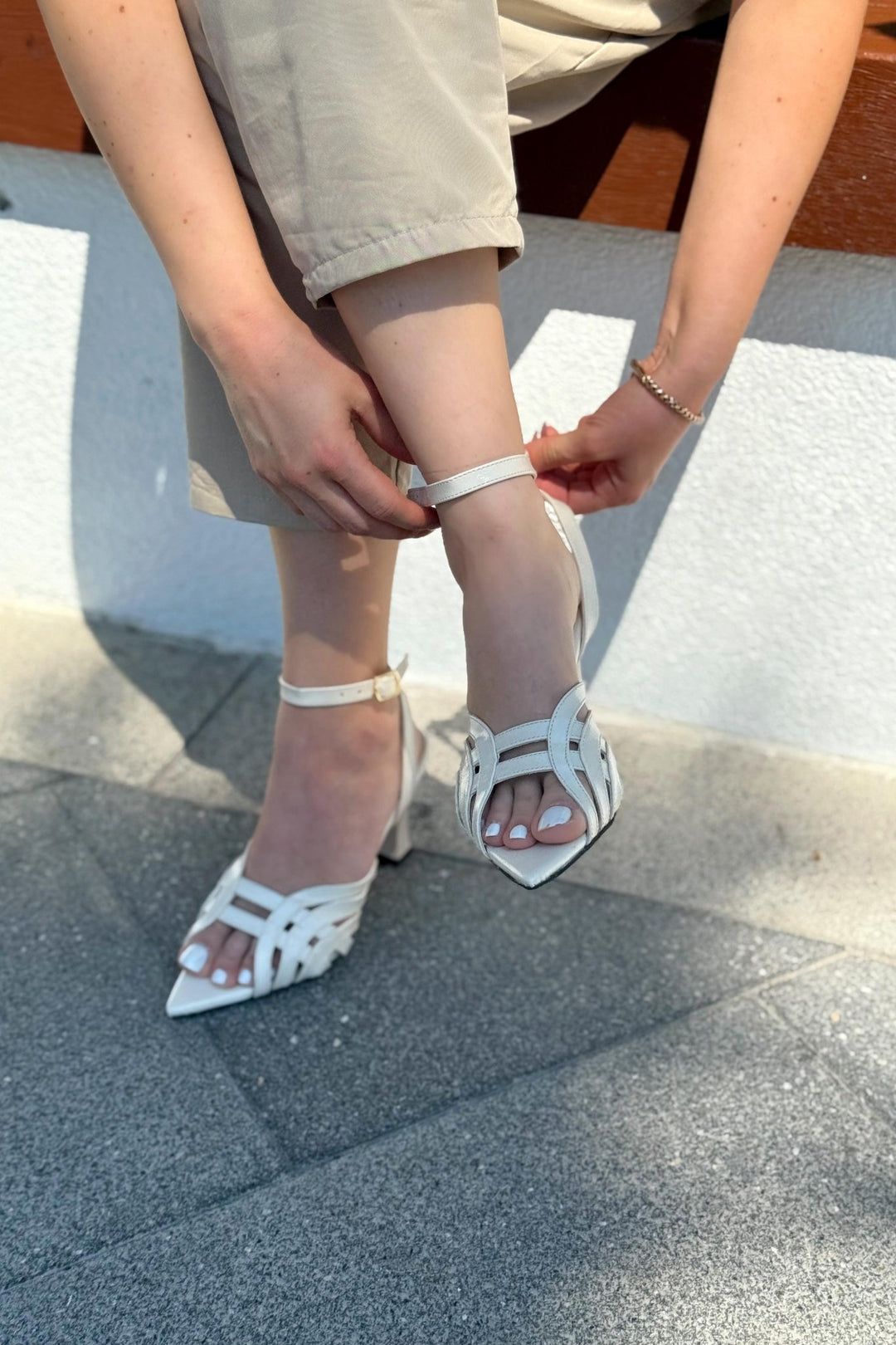 Ronel Parlak Deri Bej Bant Detaylı Topuklu Ayakkabı - ILOVESHOES