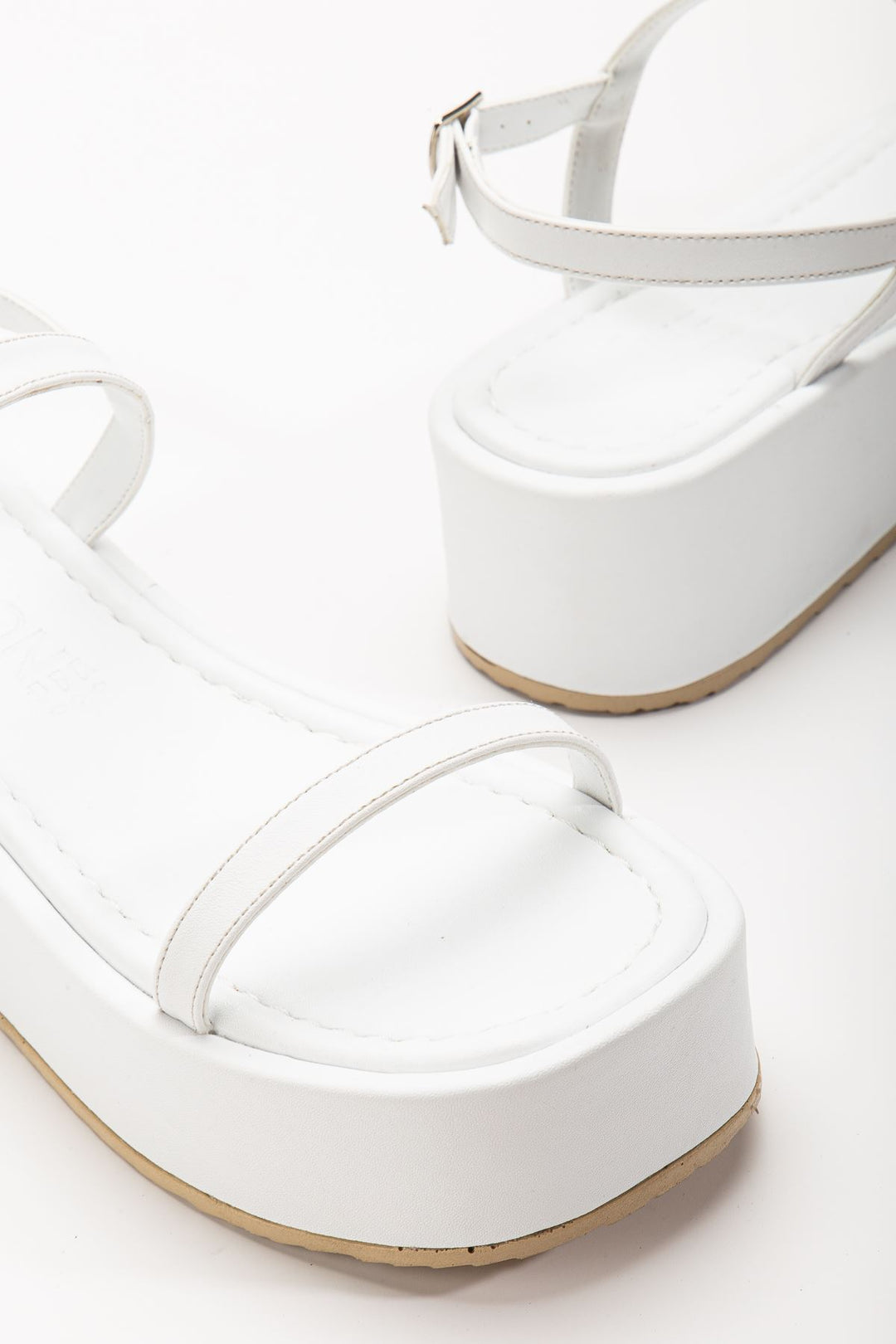 Alveris Mat Beyaz Dolgu Topuklu Kadın Sandalet - ILOVESHOES