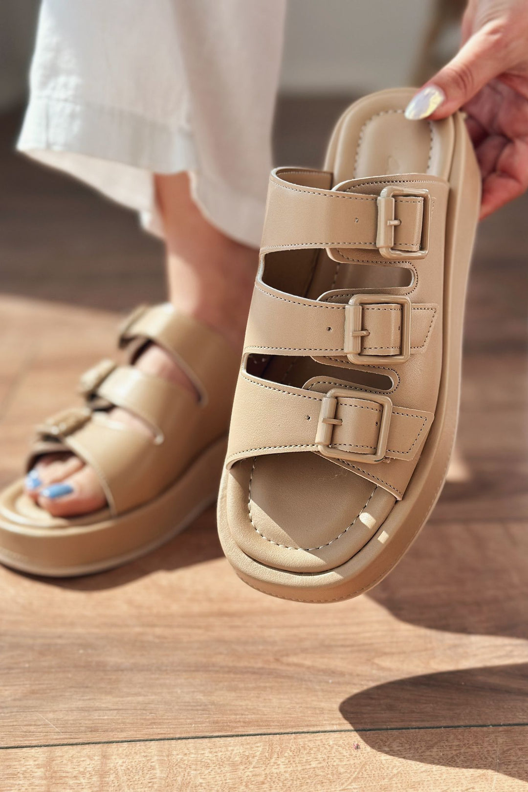 Bertix Mat Deri Toka Detaylı Kadın Terlik Nude - ILOVESHOES