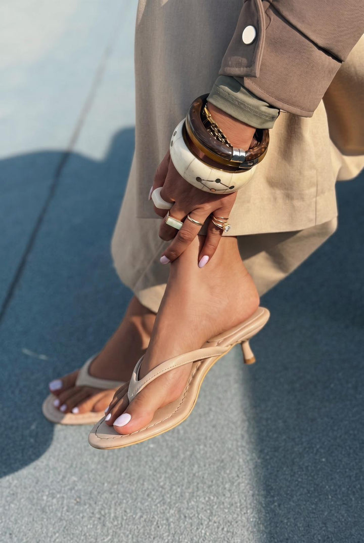 Arlene Nude Mat Deri Kadın Parmak Arası Topuklu Terlik - ILOVESHOES