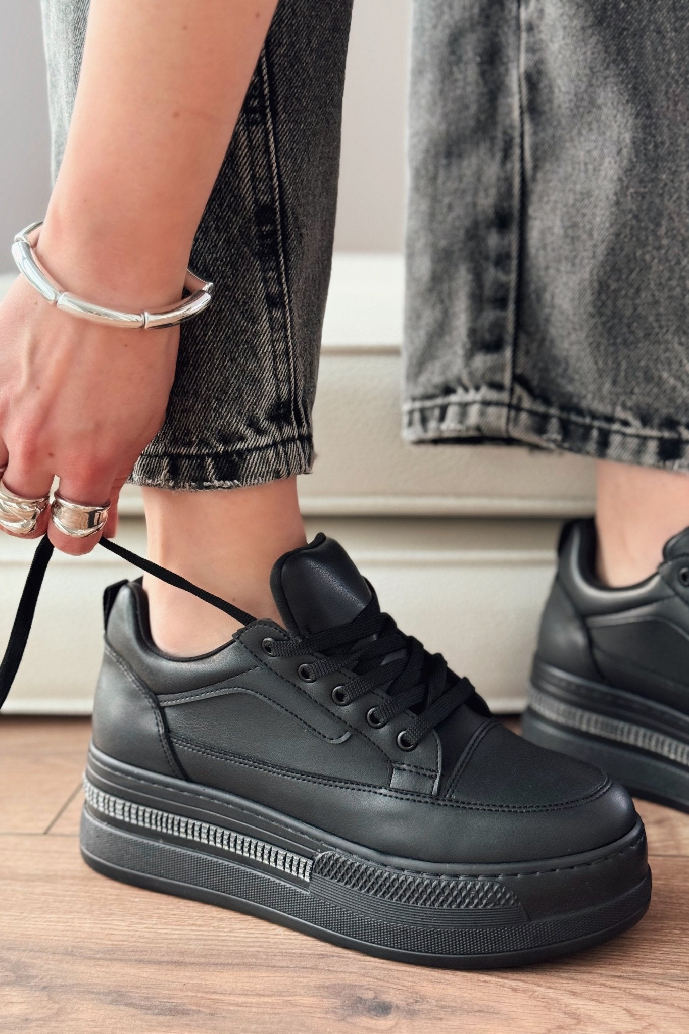 Yovira Siyah Bağcıklı Taban Taş Aksesuarlı Günlük Spor Ayakkabı - ILOVESHOES