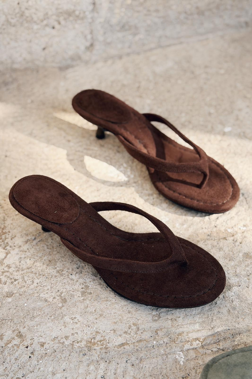 Arlene Topuklu Parmak Arası Terlik Acıkahve Süet - ILOVESHOES