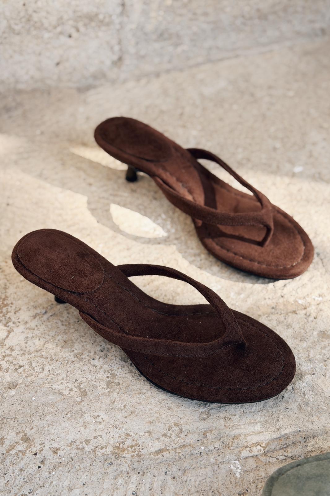 Arlene Topuklu Parmak Arası Terlik Acıkahve Süet - ILOVESHOES