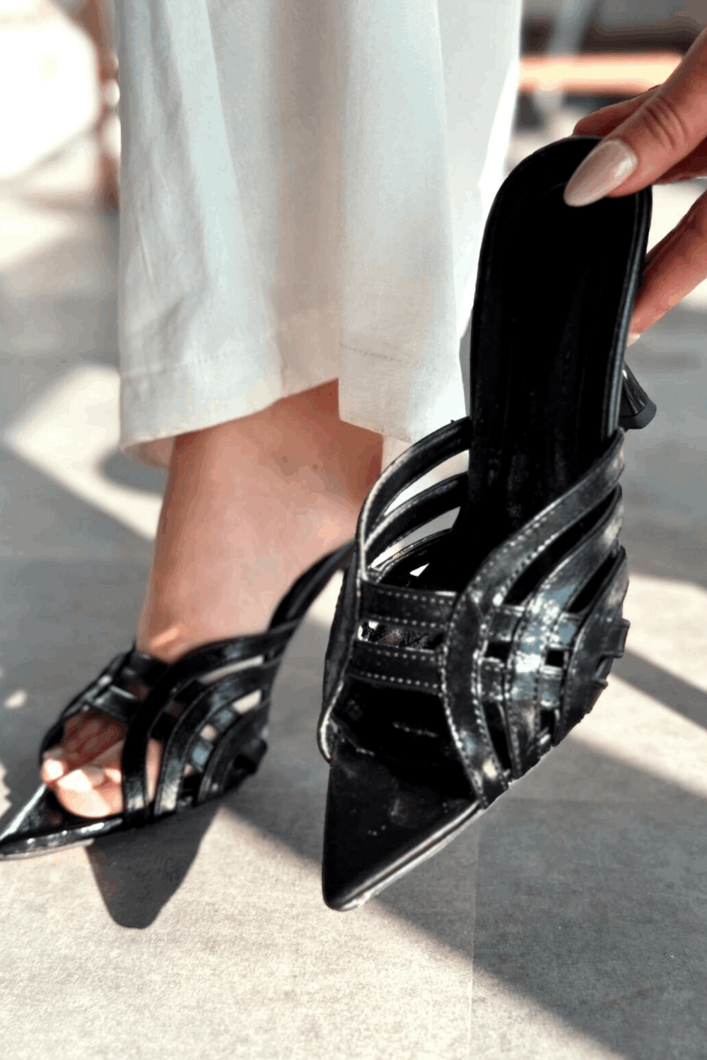 Lumon Parlak Deri Siyah Bant Detaylı Topuklu Terlik - ILOVESHOES