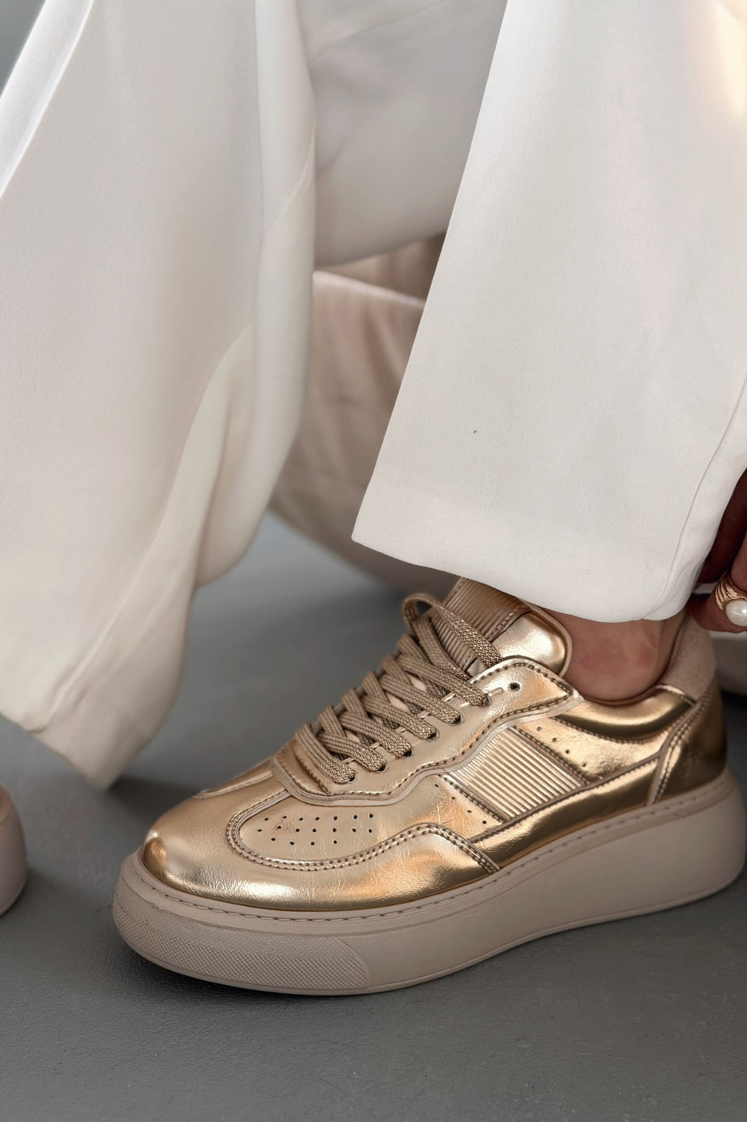 Larisa Gold Parlak Deri Kadın Spor Ayakkabı - ILOVESHOES