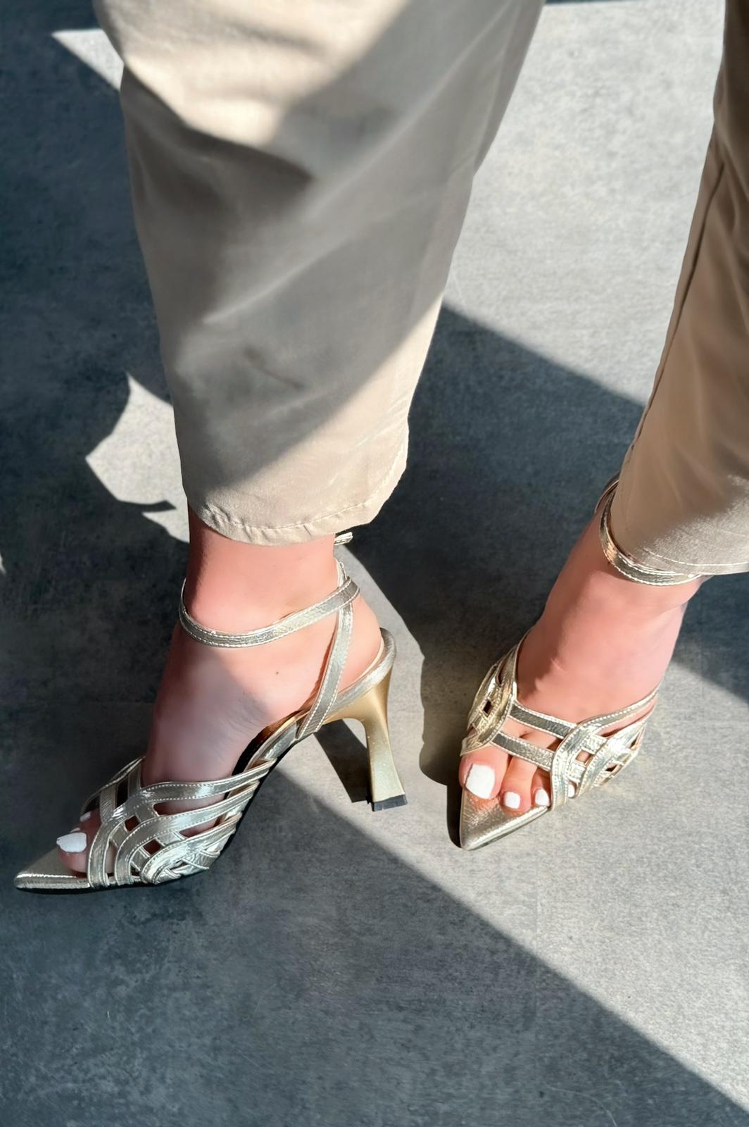 Ronel Parlak Deri Gold Bant Detaylı Topuklu Ayakkabı - ILOVESHOES