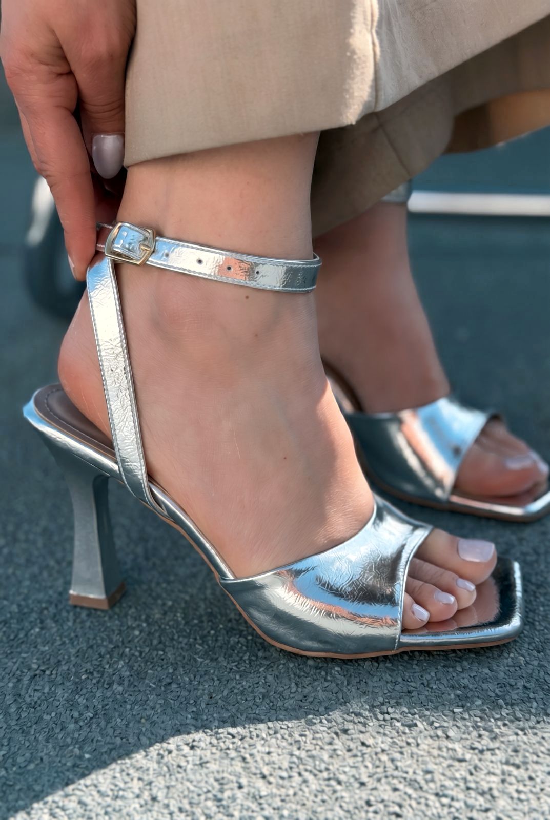 Velniel Gümüş Kırışık Deri Kadın Topuklu Sandalet - ILOVESHOES
