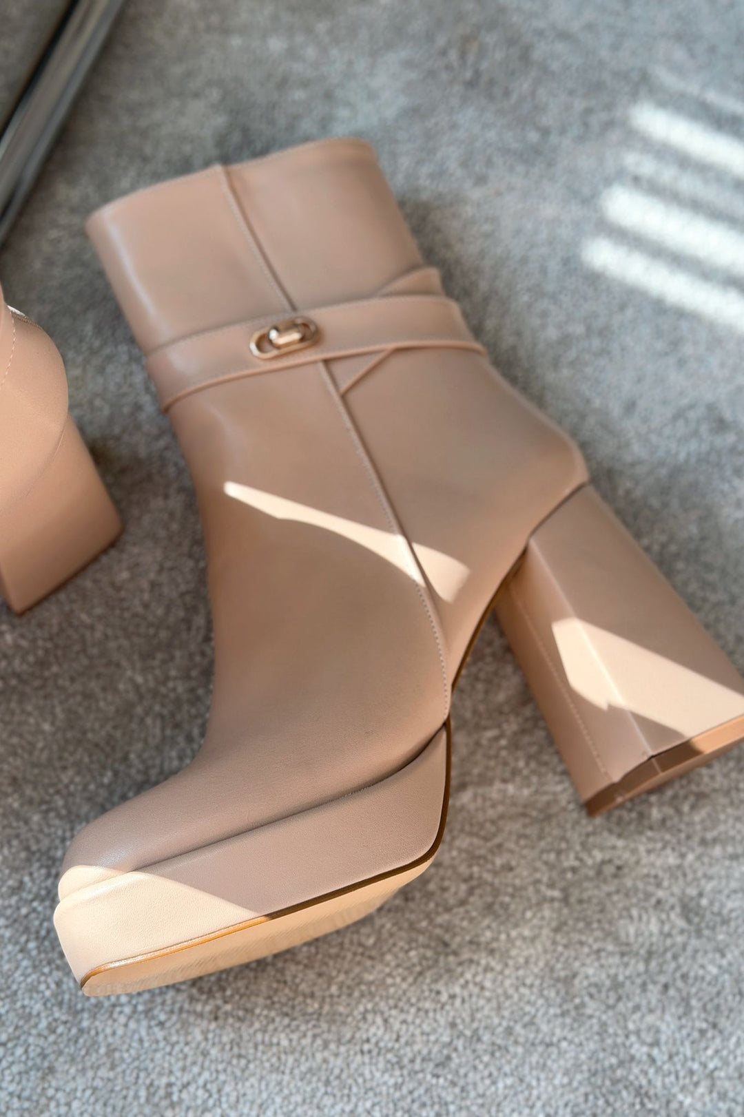 Xeniar Mat Deri Platform Topuklu Fermuarlı Toka Detaylı Bej Kadın Bot - ILOVESHOES