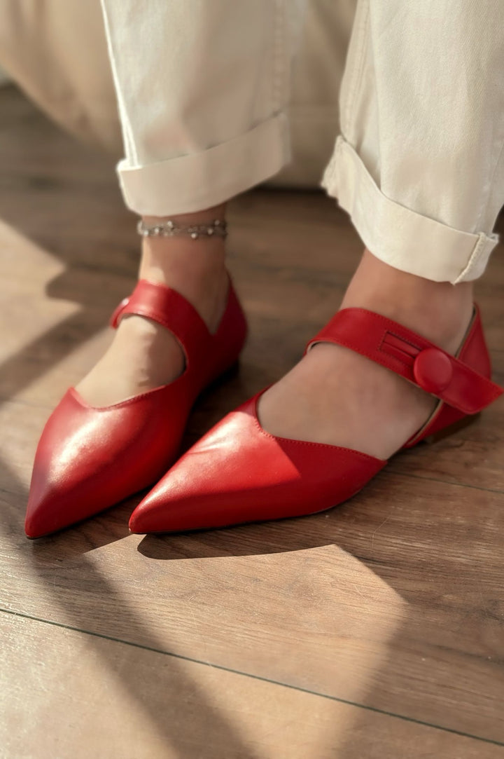 Peronsa Mat Deri Kırmızı Düğme Detaylı Babet - ILOVESHOES
