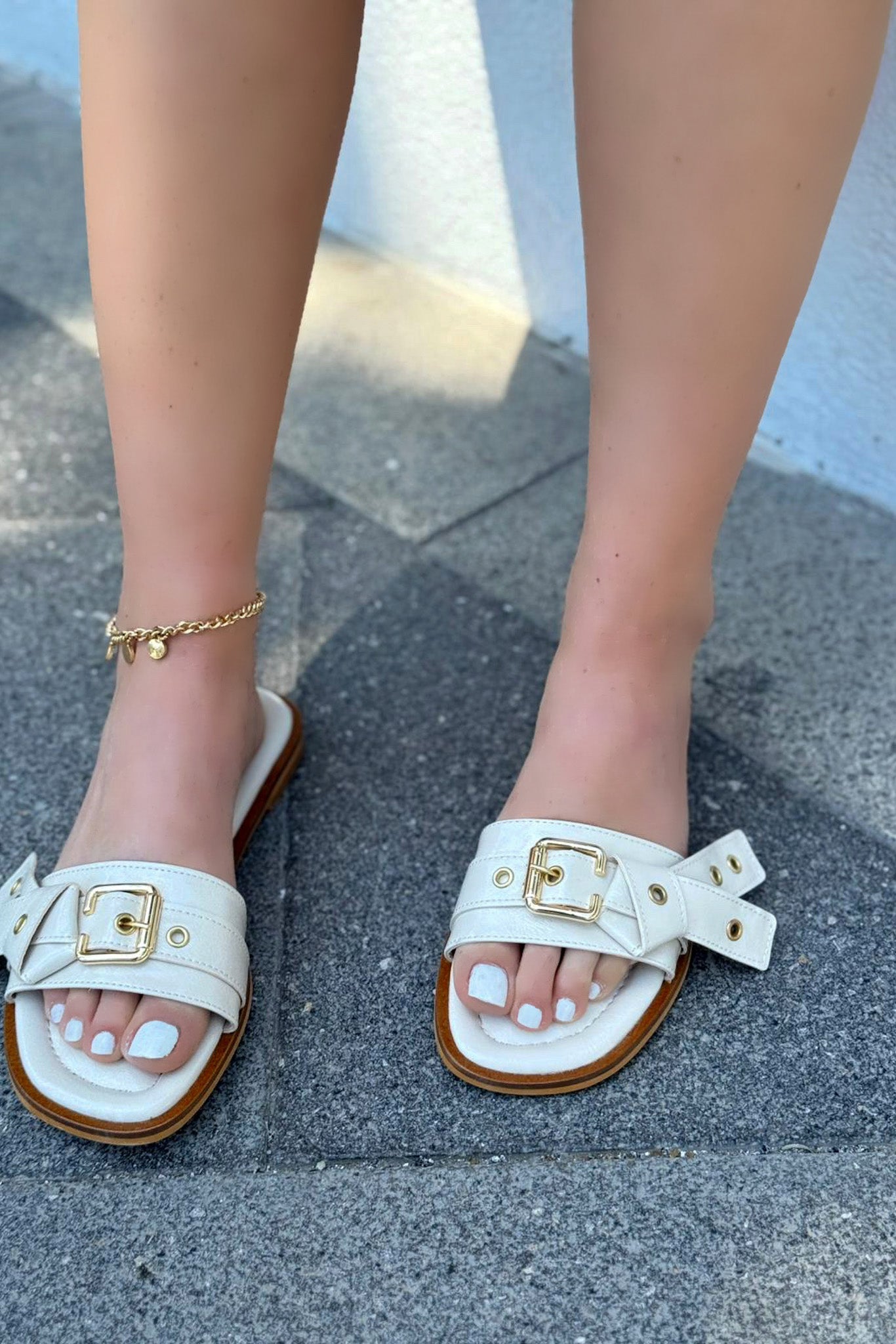 Samaris Parlak Deri Bej Toka Detaylı Kadın Terlik - ILOVESHOES