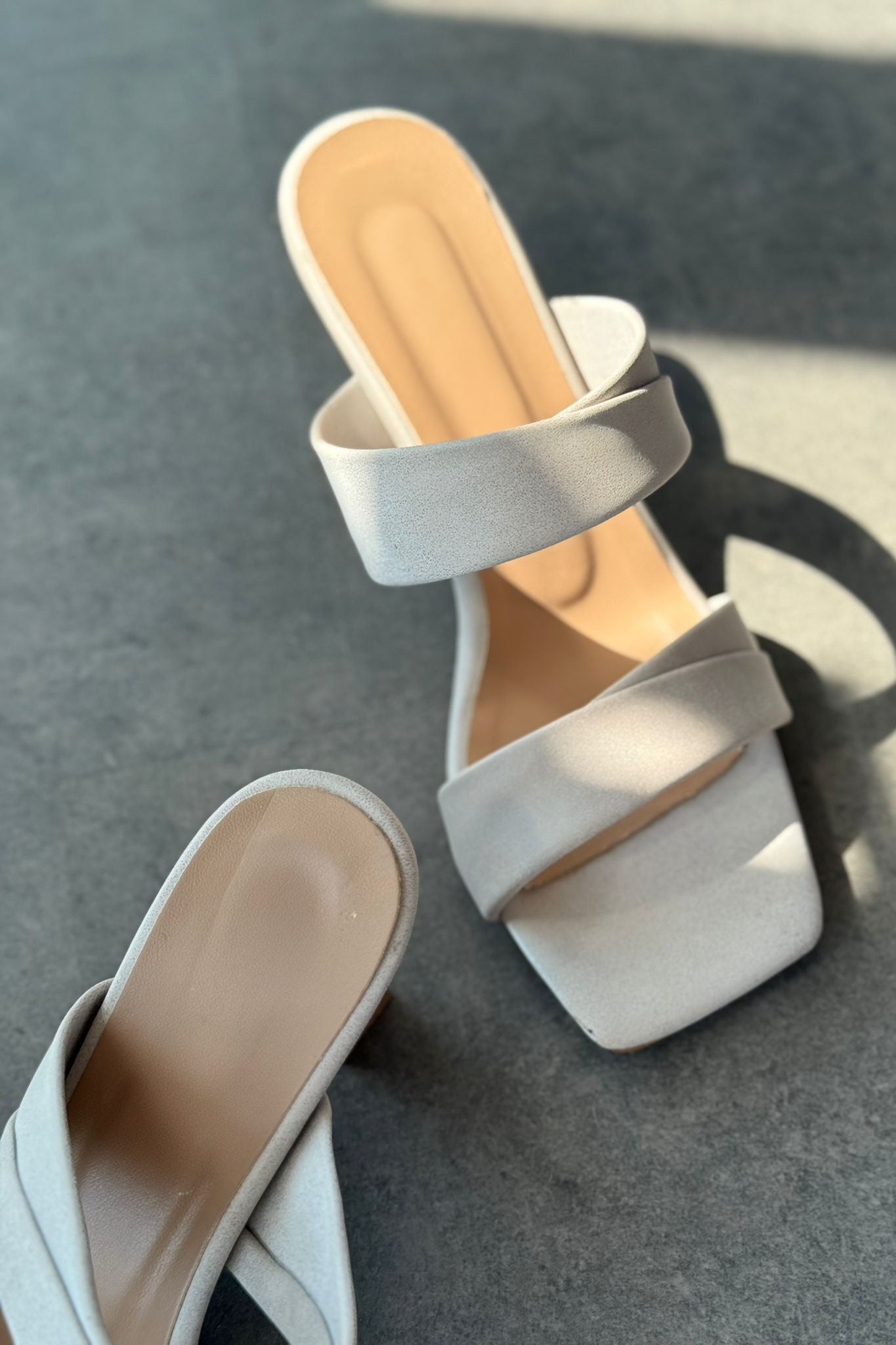 Mirvo Mat Deri Gri Bant Detaylı Topuklu Terlik - ILOVESHOES