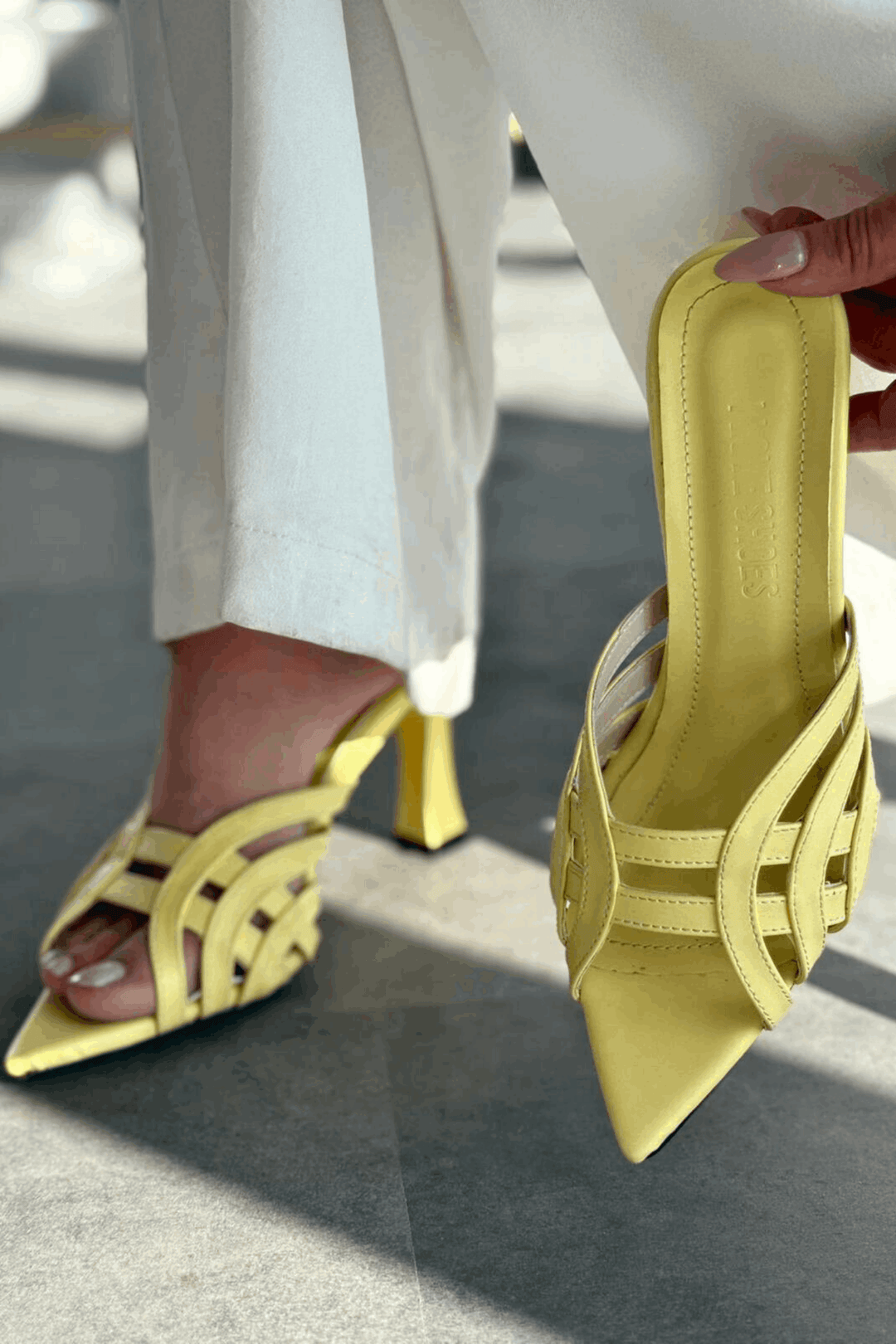 Lumon Parlak Deri Sarı Bant Detaylı Topuklu Terlik - ILOVESHOES