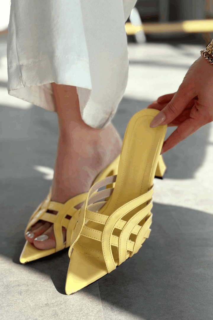 Lumon Parlak Deri Sarı Bant Detaylı Topuklu Terlik - ILOVESHOES