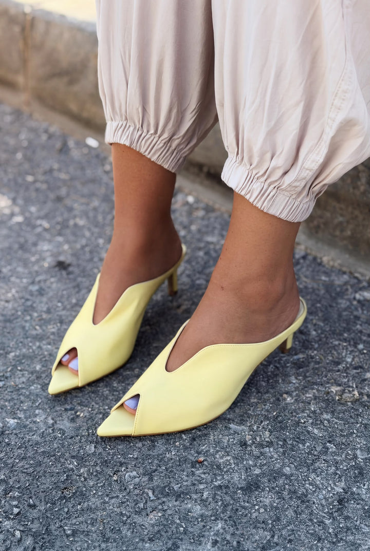 Saviel Sarı Mat Deri Kadın Topuklu Terlik