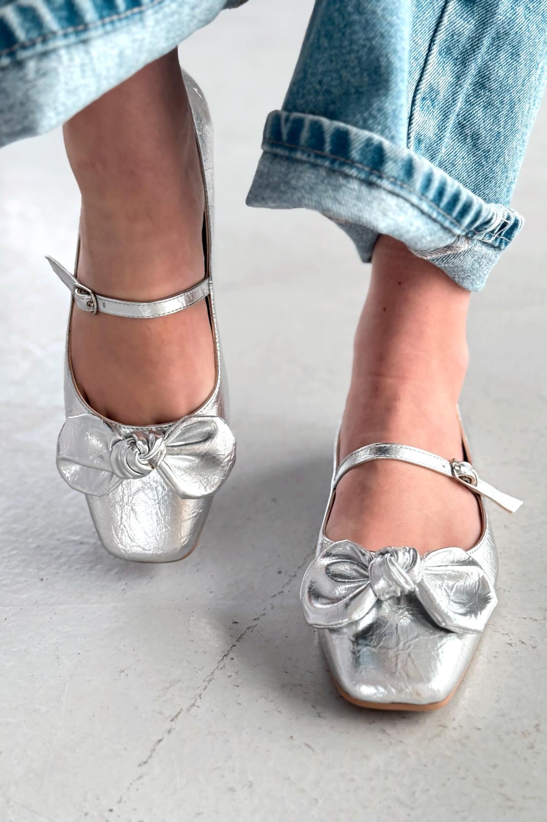 Ratins Kırışık Deri Gümüş Kurdele Detaylı Kadın Babet - ILOVESHOES