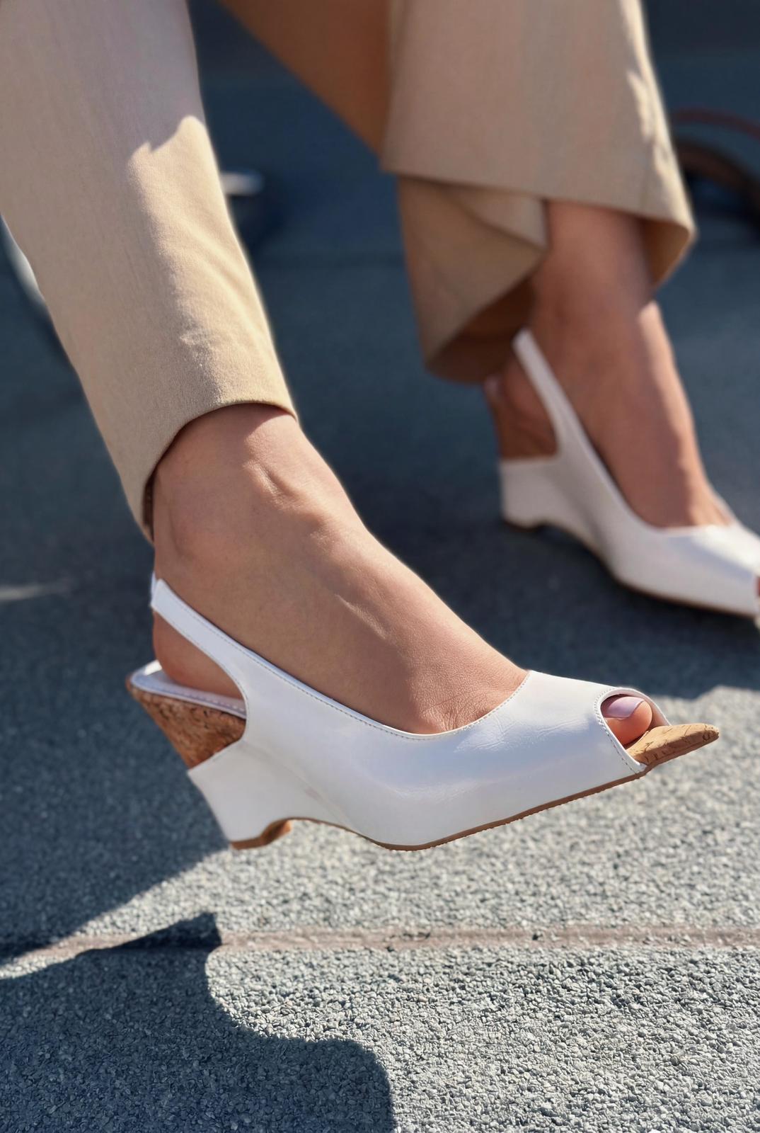 Nerov Beyaz Kırışık Deri Kadın Dolgu Topuklu Sandalet - ILOVESHOES