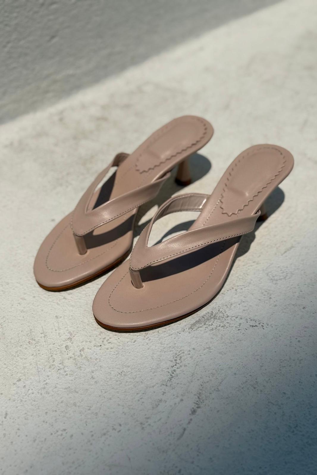 Ponya Mat Deri Bej Parmak Arası Topuklu Terlik - ILOVESHOES