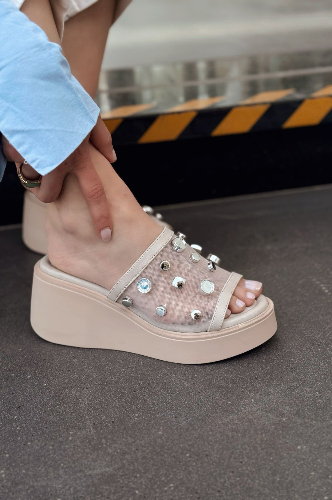 Palien Mat Bej Zımba Detaylı Dolgu Topuklu Kadın Terlik - ILOVESHOES