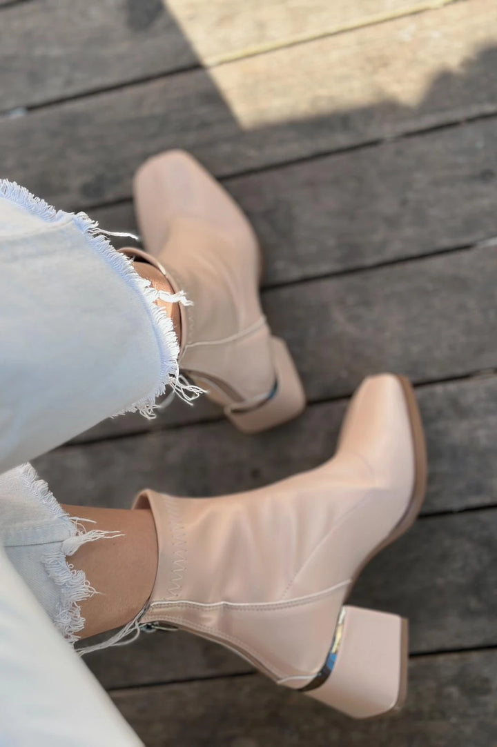 Daviyo Mat Deri Streç Kadın Bot Nude