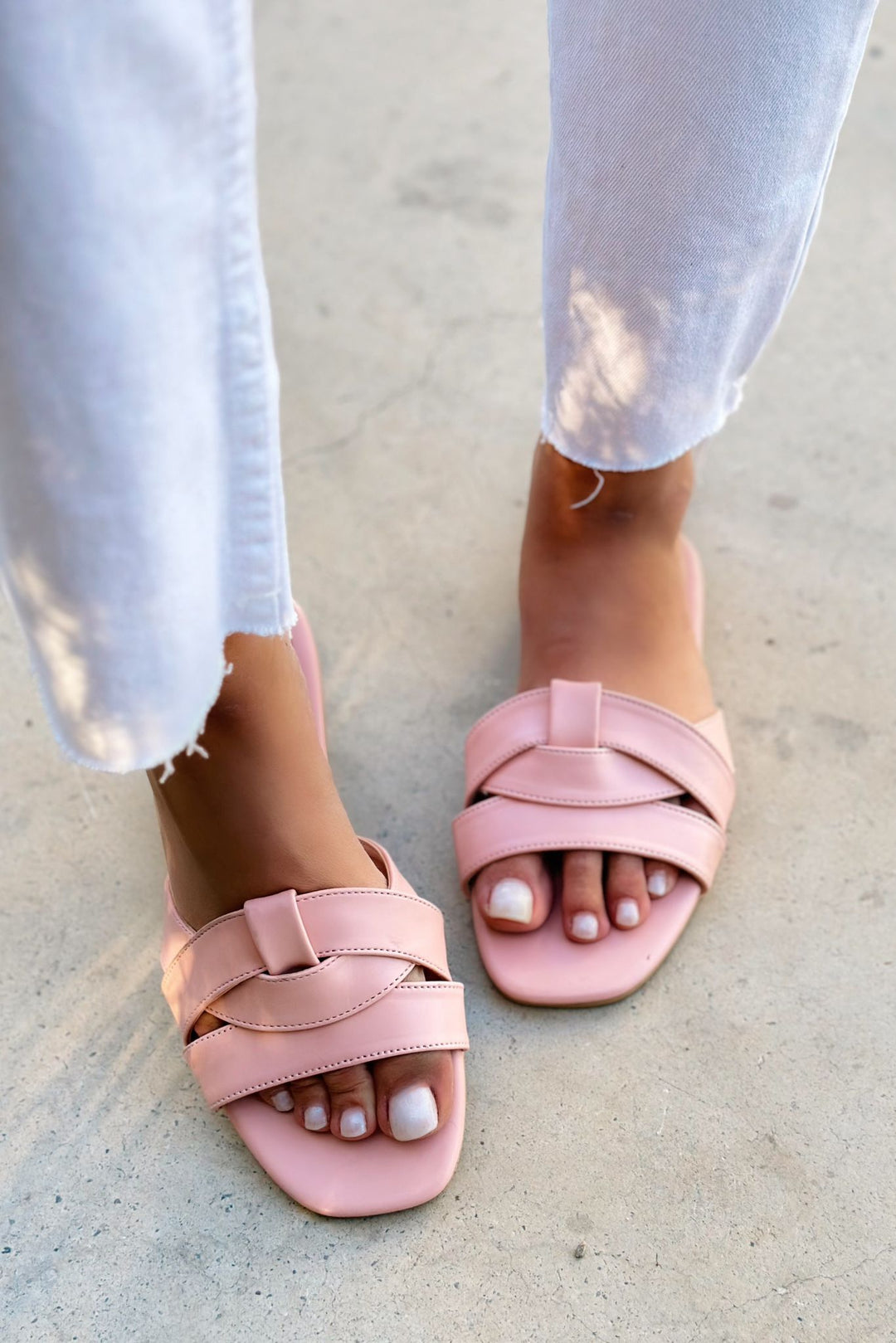 Yodens Mat Deri Çapraz Bant Detaylı Kadın Terlik Pudra - ILOVESHOES
