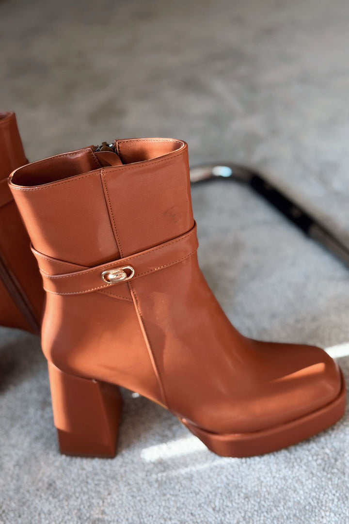 Xeniar Mat Deri Platform Topuklu Fermuarlı Toka Detaylı Taba Kadın Bot - ILOVESHOES