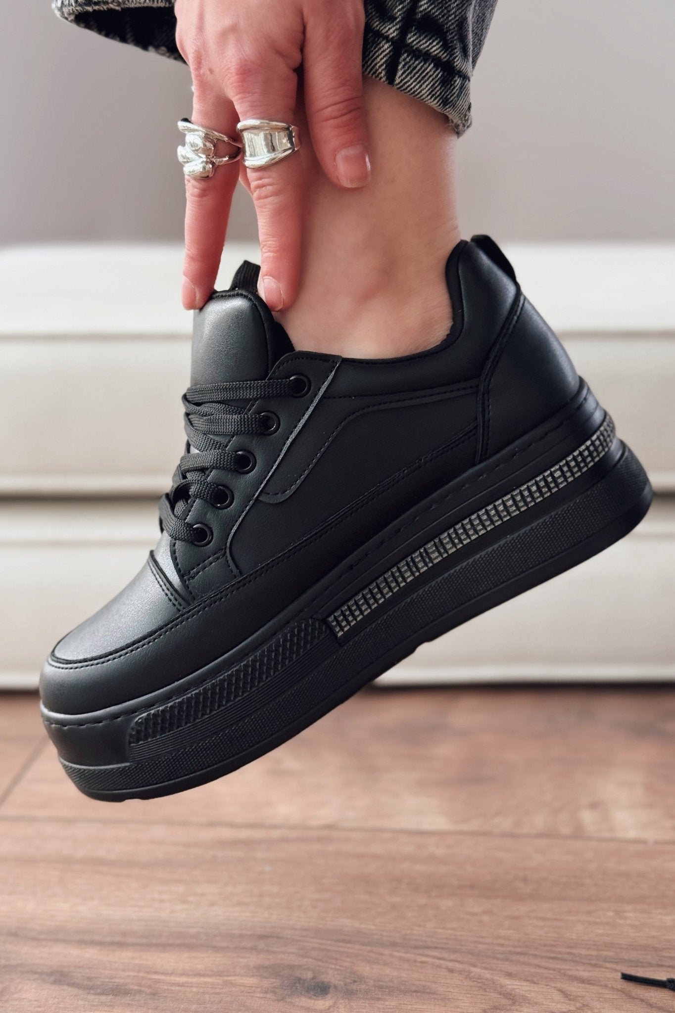 Yovira Siyah Bağcıklı Taban Taş Aksesuarlı Günlük Spor Ayakkabı - ILOVESHOES