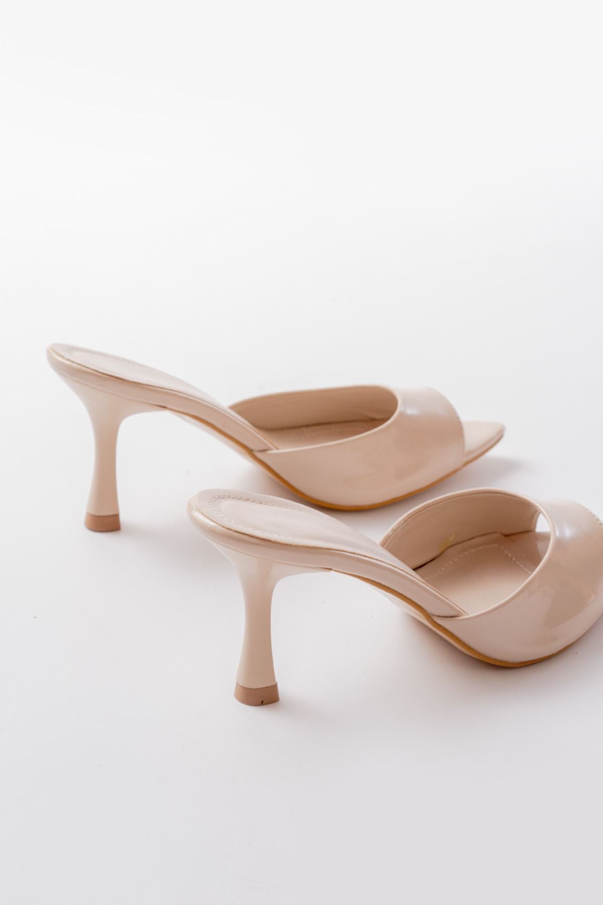 Parlo Rugan Bej Topuklu Terlik - ILOVESHOES