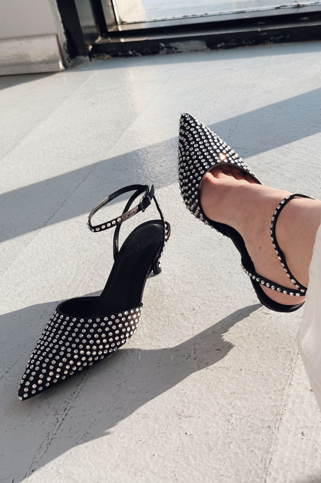 Orynea Saten Gümüş Taş Detaylı Kısa Topuklu Kadın Ayakkabı - ILOVESHOES