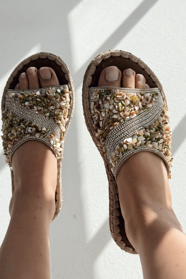 Kalwonsa Süet Bej Taş Detaylı Kadın Terlik - ILOVESHOES