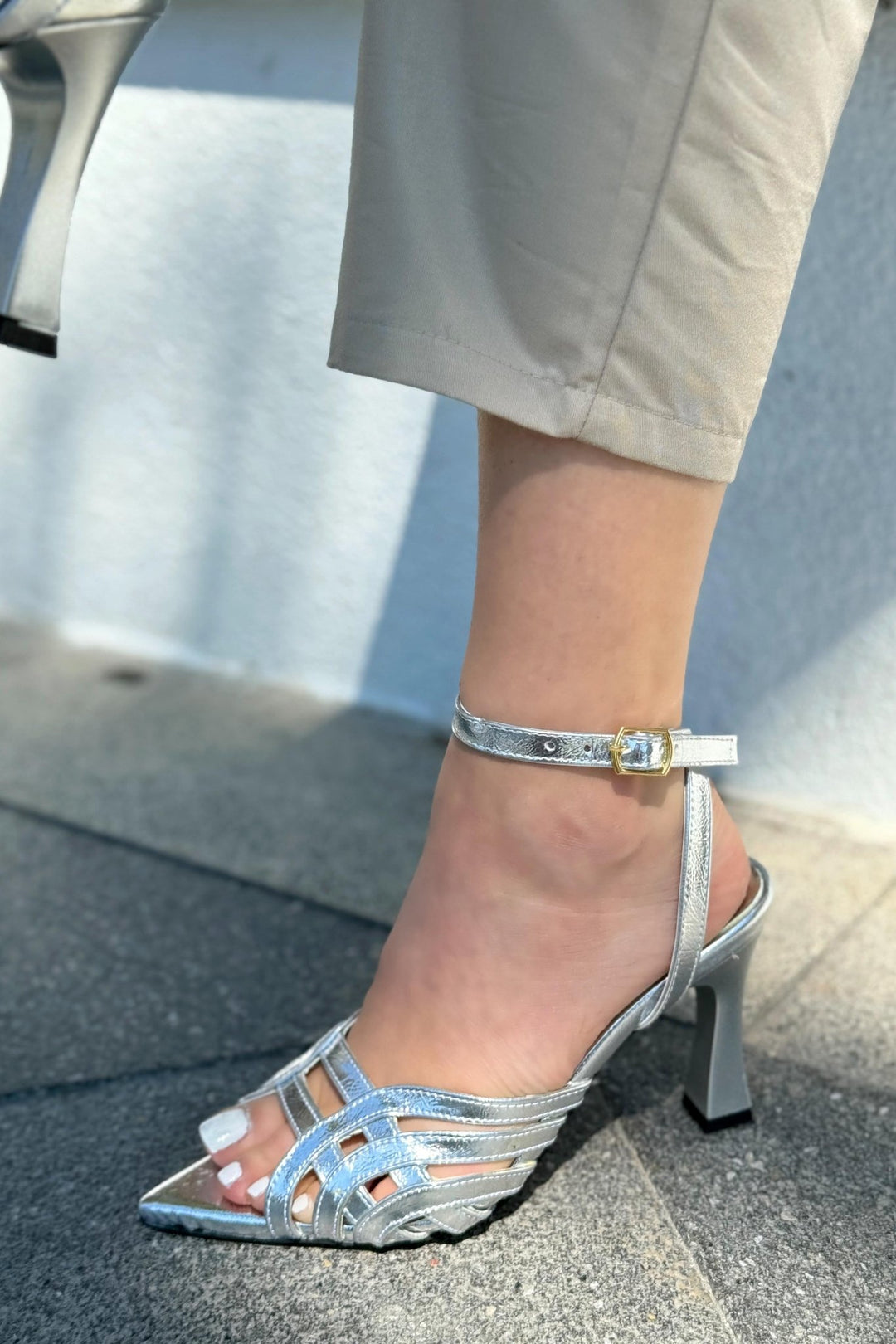 Ronel Parlak Deri Gümüş Bant Detaylı Topuklu Ayakkabı - ILOVESHOES
