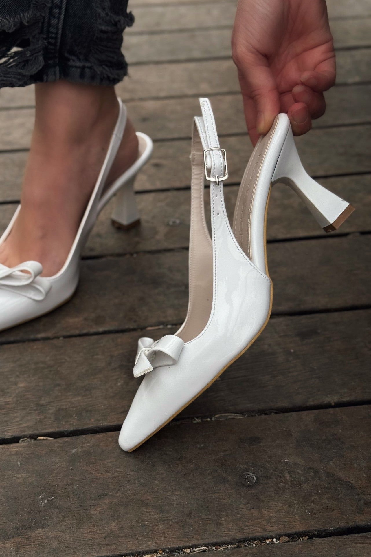Levista Rugan Beyaz Fiyonk Detaylı Stiletto