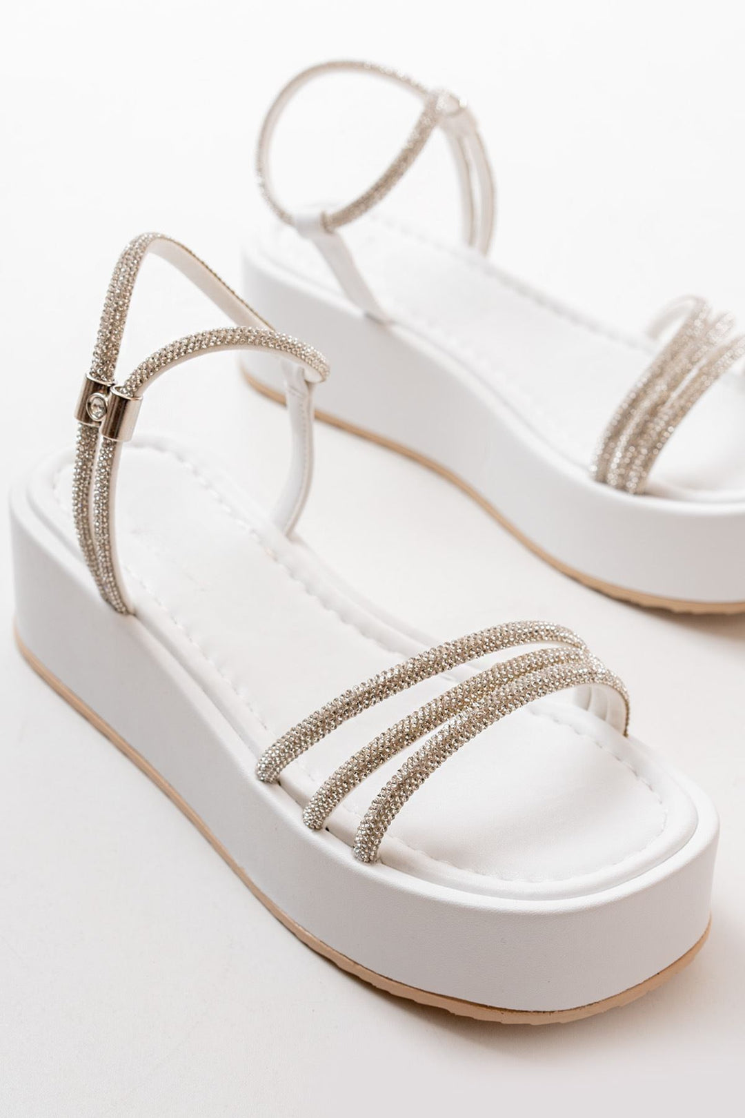 Lariona Mat Beyaz Gümüş Bantlı Dolgu Topuklu Sandalet - ILOVESHOES