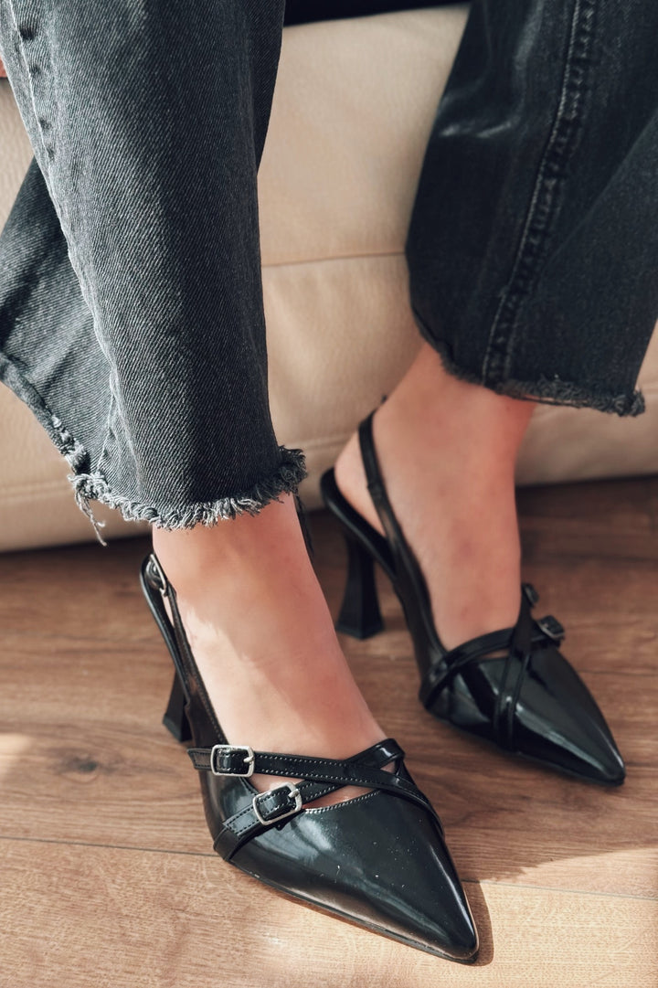 Jolira Rugan Siyah Toka Detaylı Stiletto