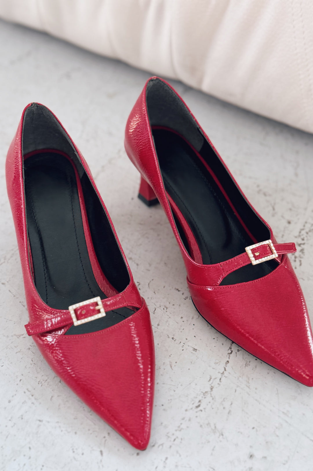 Jolor Parlak Deri Kırmızı Toka Detaylı Stiletto