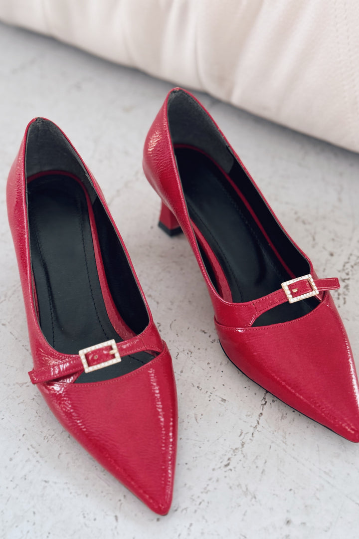 Jolor Parlak Deri Kırmızı Toka Detaylı Stiletto
