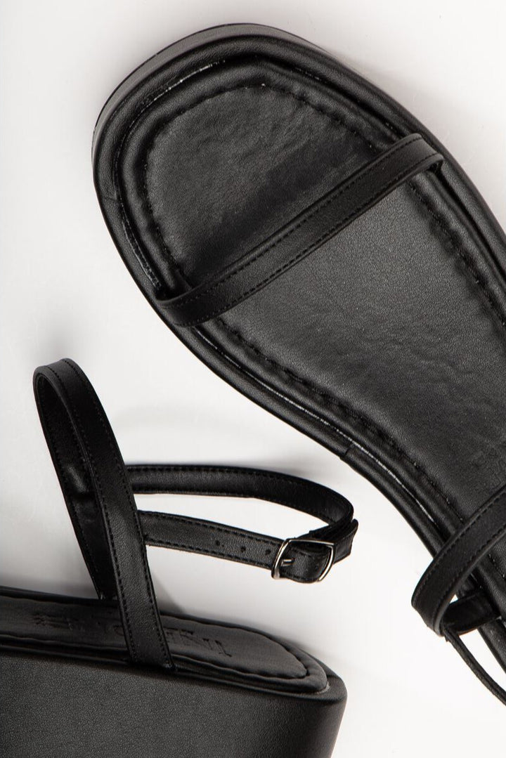 Alveris Mat Siyah Dolgu Topuklu Kadın Sandalet